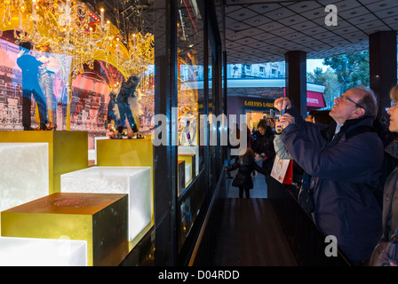 Paris, France, homme en train de prendre des photos, Grand magasin français, Galeries Lafayette, 'Louis Vuitton » vitrine française, décorations de Noël, affichage, boulevard Haussmann Banque D'Images