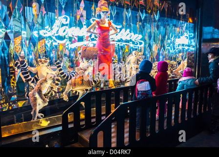 Paris, France, Grand magasin français, 'Galeries Lafayette', décorations de Noël, vitrine, marques de mode de luxe, LVMH, mannequins, shopping luxe, vacances enfants, façade de magasin française Banque D'Images