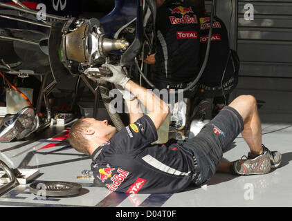 Un mécanicien travaille sur les freins de la voiture de course Sebastain Vettel avant la F1 United States Grand Prix au circuit of the Americas Banque D'Images