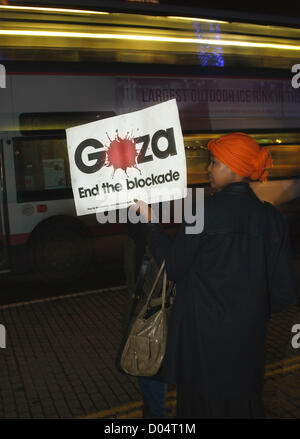 Bristol, Royaume-Uni,Novembre 16th-une femme pour protester contre l'action d'Israël à Gaza se trouve dans le centre-ville de Bristol et est titulaire d'un placard que le trafic passe par. Banque D'Images