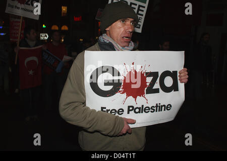 Bristol, Royaume-Uni,Novembre 16th-Un homme pour protester contre l'action d'Israël à Gaza est vu holding a placard que les manifestants ont participé à une marche à travers le centre ville. Banque D'Images