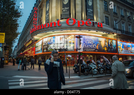 Paris, France, Cinéma français salles de cinéma vintage architecture extérieur, 'Opéra de Gaumont', avant du bâtiment au crépuscule, attente debout à l'extérieur (avant rénovations) Cinéplex film (Archives photo) Banque D'Images