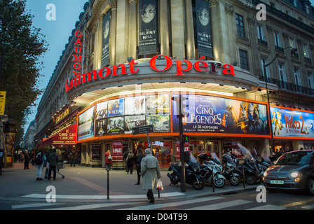 Paris, France, Cinéma français, Opéra de Gaumont, façade de nuit avec affiches et panneau, foule de gens allant au cinéma (photo vintage) Banque D'Images