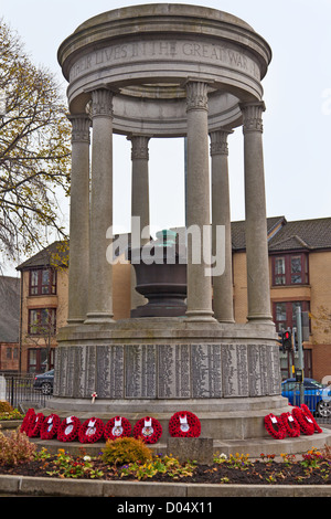 Des couronnes de pavot fixées au cénotaphe de Coatbridge, North Lanarkshire, Écosse, Royaume-Uni Le Dimanche du souvenir, 2012 Banque D'Images