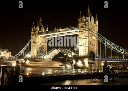 London Tower Bridge bateau ouvert nuit Banque D'Images