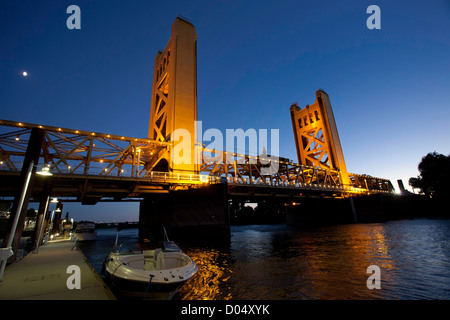 Le Tower Bridge sur la rivière Sacramento au crépuscule. Sacramento, Californie. Banque D'Images