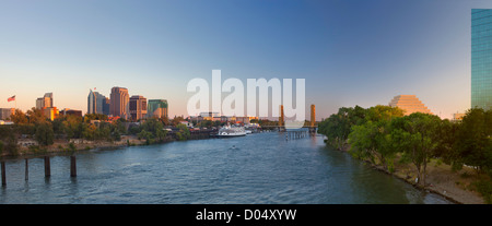 Panorama de la Sacramento downtown skyline at sunset, y compris la ziggourat, Tower Bridge et Delta King river boat. Banque D'Images