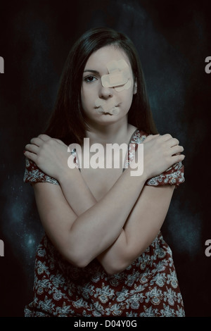 Une fille avec des taches sur la bouche et les yeux Banque D'Images