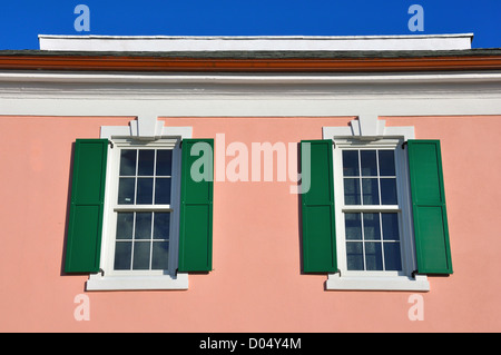 Volets verts sur la construction, Nassau, Bahamas Banque D'Images