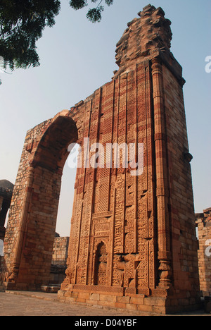 Ruines du temple de Qutb Minar complex,Delhi, Inde Banque D'Images