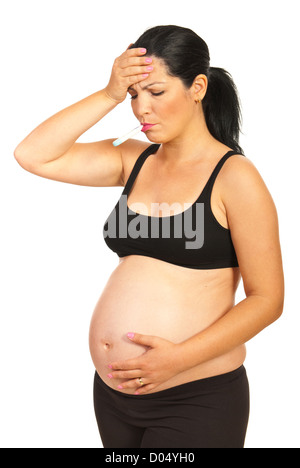 Femme enceinte ayant la fièvre accompagnée de maux de tête isolé sur fond blanc Banque D'Images