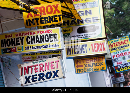Internet indien, Xerox et changeur de monnaie des panneaux le long d'une rue indienne. Puttaparthi, Andhra Pradesh, Inde Banque D'Images