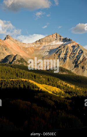 Pointe vermeille, 13, 894 ft 4235 mètres avec une haute forêt d'Engelmann Spruce, Picea engelmannii et trembles, montagnes San Juan Banque D'Images