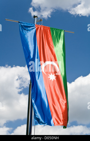 Drapeau de l'Azerbaïdjan sur ciel bleu Banque D'Images