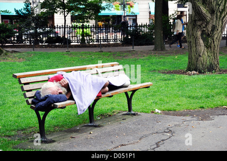 Sans-abri dormant dans park, Boston, Massachusetts, USA Banque D'Images