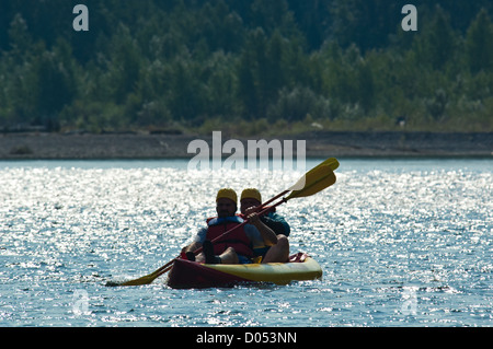 Les kayakistes de la fourche au milieu de la rivière Flathead, près de West Glacier dans le Montana Banque D'Images