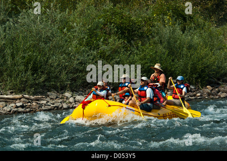 Familles et enfants de rafting sur la fourche au milieu de la rivière Flathead au Montana Banque D'Images