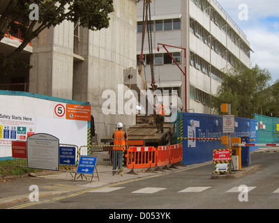 Juillet 2011 - Les travailleurs de la construction du déchargement d'une poutre de béton d'un camion avec une grue, Banque D'Images