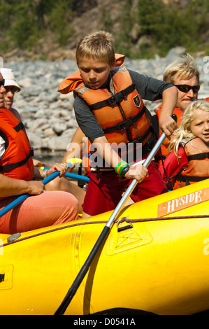 Familles et enfants de rafting sur la fourche au milieu de la rivière Flathead au Montana Banque D'Images