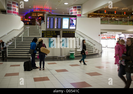 L'aéroport de Gatwick Terminal Nord zone de départ des passagers England UK Banque D'Images