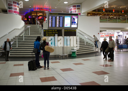 L'aéroport de Gatwick Terminal Nord zone de départ des passagers England UK Banque D'Images