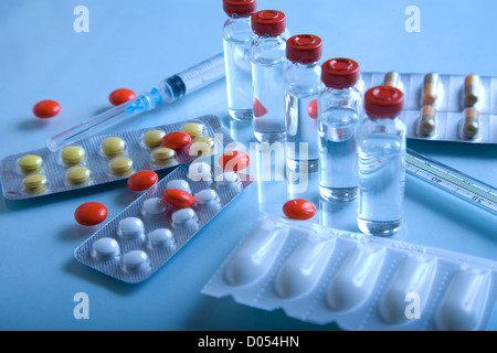 Produits pharmaceutiques - seringue et comprimés Banque D'Images