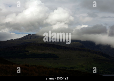 Passant au-dessus des nuages de couvaison Bla bheinn de Torrin Broadford Isle of Skye Ecosse Banque D'Images