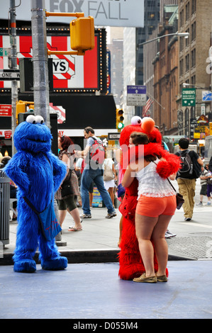 Elmo et Cookie Monster de Sesame Street en caractères Times Square, New York City, USA Banque D'Images