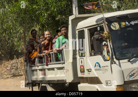 Le camion de transport qui conduit les pèlerins jusqu'à la Pagode Kyaiktiyo, il est également connu sous le nom de Golden Rock. Banque D'Images