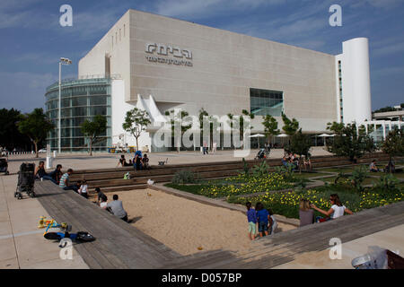 Extérieur du théâtre Habima restauré le théâtre national d'Israël redessiné par l'architecte RAM Karmi situé sur la place Habima au centre de tel Aviv Israël Banque D'Images