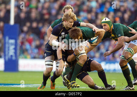 17.11.2012 Édimbourg, Écosse. L'Afrique du Sud Eben Etzebeth brise un peu d'attaque au cours de la Scottish Rugby EMC Test d'automne entre l'Ecosse v Afrique du Sud, du stade de Murrayfield Crédit : Action Plus de Sports / Alamy Live News Banque D'Images