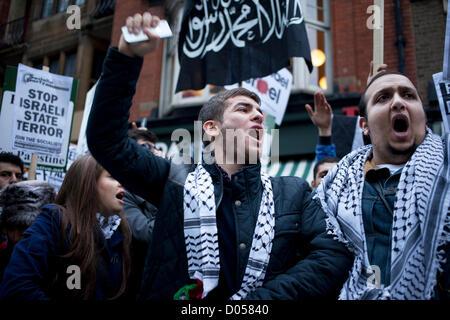 Londres, Royaume-Uni. Samedi 17 novembre 2012. Manifestation contre les attaques israéliennes sur Gaza. Des centaines de Palestiniens et d'Pro-Palestinians visant à protester pour accéder à la liberté de la Palestine et d'Israël contre les bombardements récents. Crédit : Michael Kemp / Alamy Live News Banque D'Images