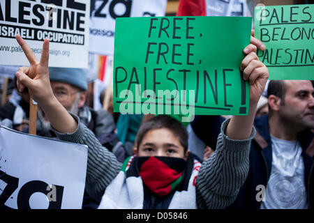 Londres, Royaume-Uni. Samedi 17 novembre 2012. Manifestation contre les attaques israéliennes sur Gaza. Des centaines de Palestiniens et d'Pro-Palestinians visant à protester pour accéder à la liberté de la Palestine et d'Israël contre les bombardements récents. Crédit : Michael Kemp / Alamy Live News Banque D'Images