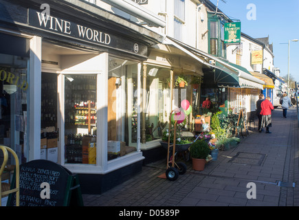 Honiton Devon, Angleterre. 14 octobre 2012. Honiton hight street avec monde du vin dans l'avant-plan. Banque D'Images