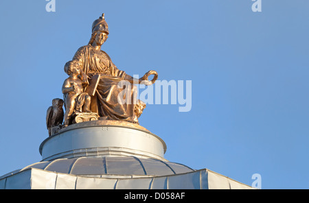 Statue antique Minerva sur le toit d'Académie impériale des beaux-arts de Saint-Pétersbourg. A été construit en 1764-1789 par Jean-Baptiste Vallin Banque D'Images