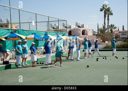 Bowling Green joueurs de pétanque sur une surface artificielle dans un hôtel à Paphos Chypre une destination populaire pour les équipes de visiter Banque D'Images