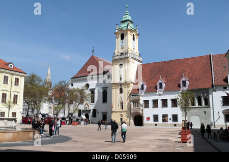 Vue générale de la place principale, Hlavne namestie, vers le Musée de la ville de Bratislava, Vieille Ville, Bratislava, Slovaquie Banque D'Images