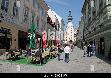 La culture café sur la rue Michalská jusqu'à Michael's Gate (Michaelertor) à Bratislava, Slovaquie. Banque D'Images