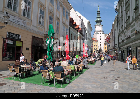 La culture café sur la rue Michalská jusqu'à Michael's Gate (Michaelertor) à Bratislava, Slovaquie. Banque D'Images