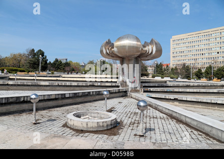 L'(cassé ?) Fontaine de l'amitié sur la place de la liberté ou de la place de la Liberté (Námestie slobody) à Bratislava, Slovaquie. Banque D'Images