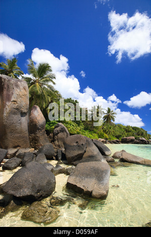 Belle côte rocheuse aux Seychelles Banque D'Images