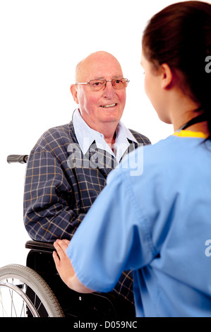 Une infirmière s'occupant des hommes âgés patient assis dans un fauteuil roulant. Banque D'Images