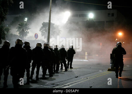 Thessalonique, Grèce. 17 novembre, 2012. La police anti-émeute à envahir l'Université Aristote. Des milliers de Grecs sont descendus dans les rues de Thessalonique le 17 novembre pour la commémoration annuelle de la sanglante révolte étudiante dans le 1973s. La sanglante insurrection de 1973 mené par les étudiants de l'École polytechnique d'Athènes a contribué au renversement d'un sept ans de dictature militaire qui s'effondre finalement l'année suivante. Credit : Konstantinos Tsakalidis / Alamy Live News Banque D'Images