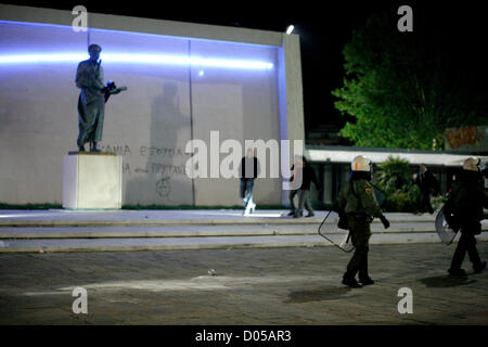 Thessalonique, Grèce. 17 novembre, 2012. La police anti-émeute à envahir l'Université Aristote. Des milliers de Grecs sont descendus dans les rues de Thessalonique le 17 novembre pour la commémoration annuelle de la sanglante révolte étudiante dans le 1973s. La sanglante insurrection de 1973 mené par les étudiants de l'École polytechnique d'Athènes a contribué au renversement d'un sept ans de dictature militaire qui s'effondre finalement l'année suivante. Credit : Konstantinos Tsakalidis / Alamy Live News Banque D'Images
