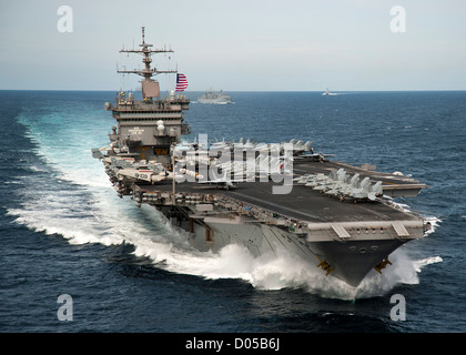 Le porte-avions USS Enterprise est en cours avec le groupe aéronaval d'entreprise 22 Mars, 2012 dans l'océan Atlantique. Banque D'Images