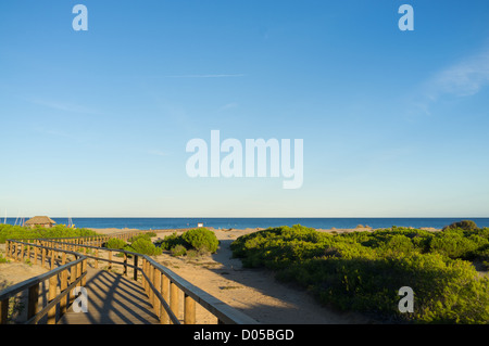 Passerelle pittoresque sur la plage idyllique de Carabassi, Costa Blanca, Espagne Banque D'Images