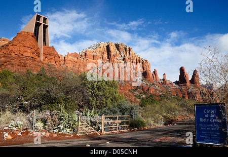 Grande vue sur la route menant à la chapelle de la Sainte Croix à Sedona après une mince couche de neige Banque D'Images