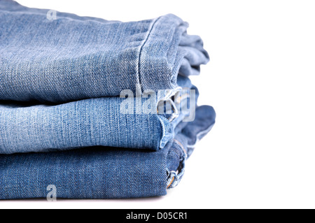 Blue-jeans pliés et empilés, isolated on white Banque D'Images
