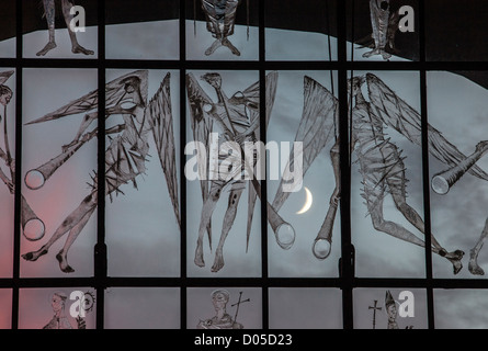 Soirée coucher du soleil avec un nouveau croissant de lune visible à travers l'écran de l'Ouest à la cathédrale de Coventry, West Midlands, Royaume-Uni. Banque D'Images