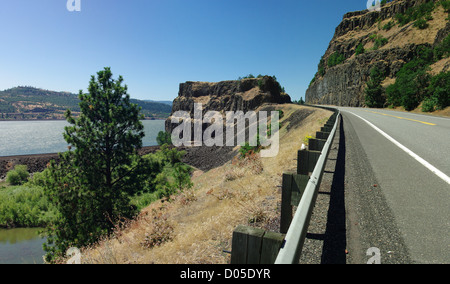 Une section de l'autoroute 12 en courbe le long de la rivière Columbia, dans le sud de l'État de Washington, USA. Banque D'Images